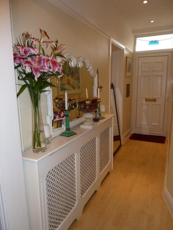 The White House Guest House Slough Bagian luar foto